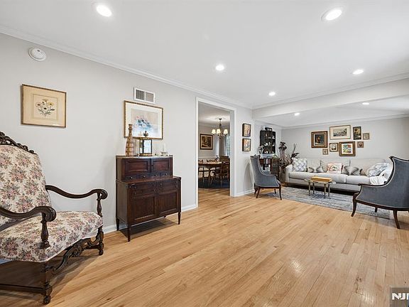 4th image of 394 Burlington Rd
