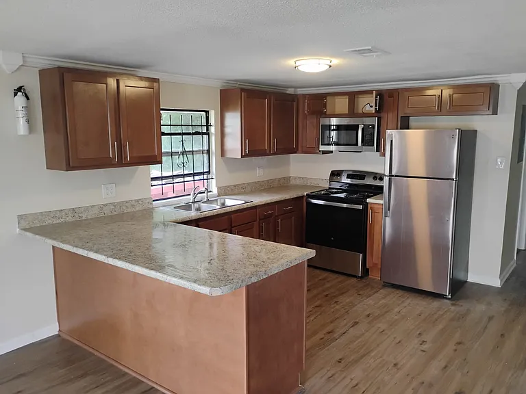 1338 Weare St — Photo 5