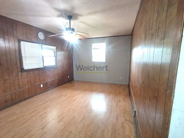 809 Thomas St — Photo 5