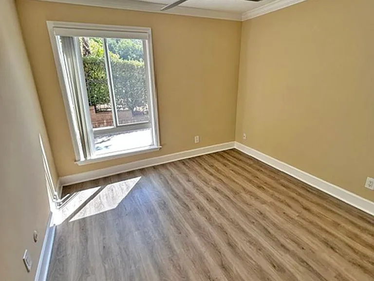 Laurelwood Apartments — Photo 19