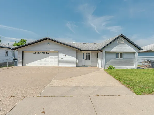 1417 8th Ave SE, Mandan, ND 58554