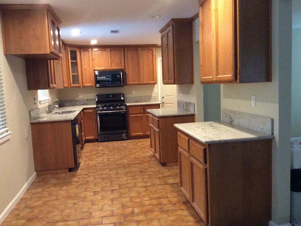 1st image of 800 Claremont Dr