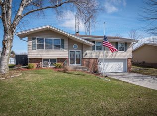 530 Deer Pass Rd, Saukville, WI 53080