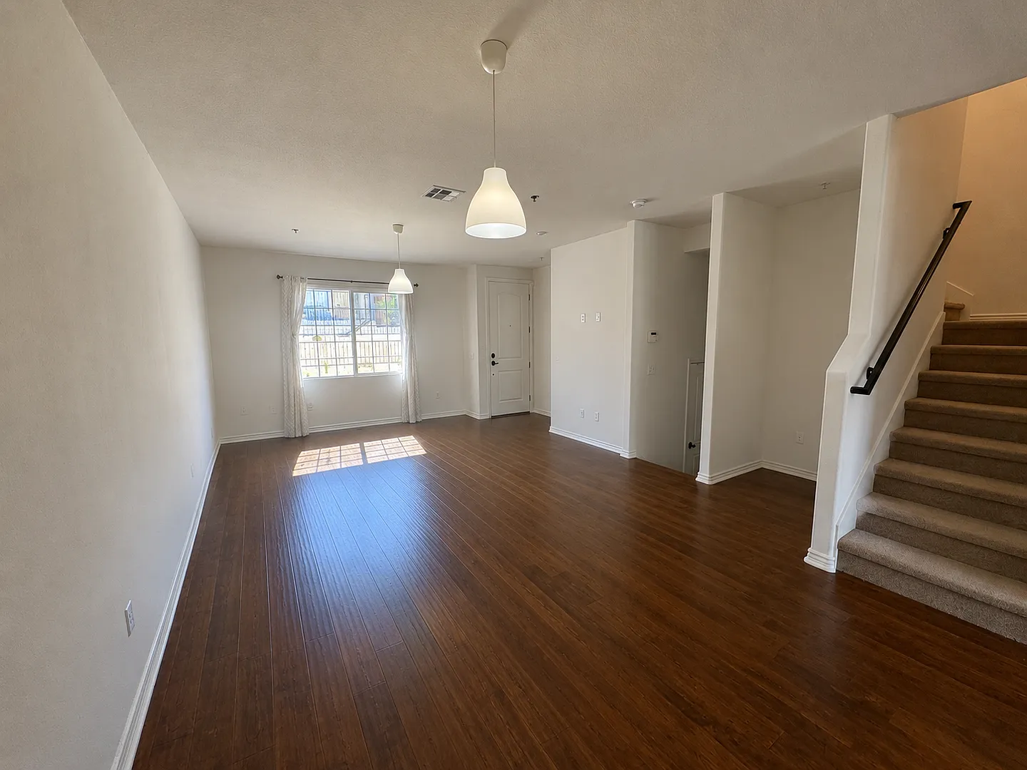 Beautiful Westlake Highlands Townhome with Private Courtyard — Photo 3