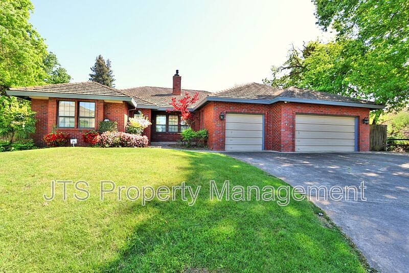 1st image of 221 Audubon Cir