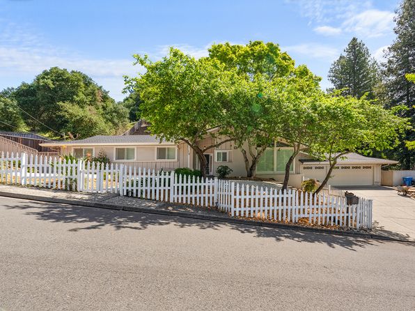 6 Fleetwood Ct