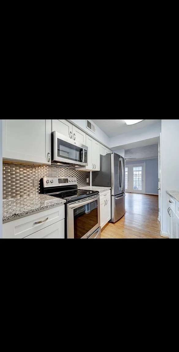 2 bed, 1.5 bath, 1142 sqft, $2,300 — Photo 2