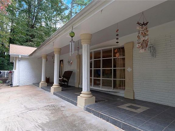 3rd image of 2621 Millbrook Dr