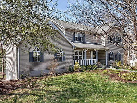 3rd image of 18 Coachlight Dr