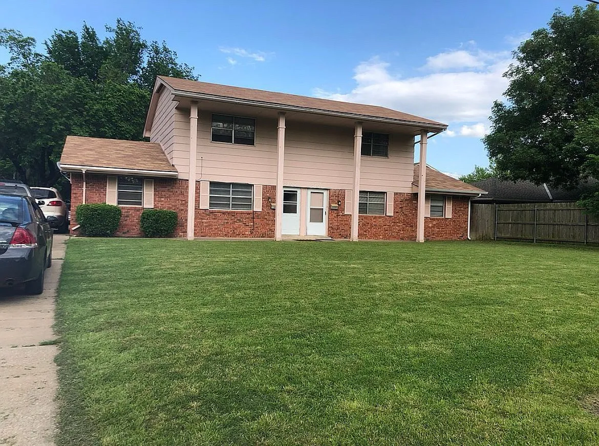 2706 N Ann Arbor Ave — Photo 1