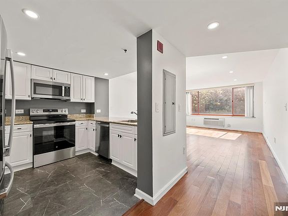 2nd image of 100 Old Palisade Rd APT 914