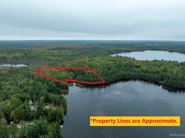 Leatherleaf Ln, Marquette, MI 49855