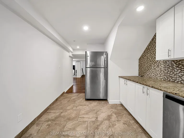 1074 Farmstead Dr — Photo 12