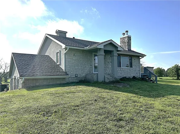 19826 211th St, Tonganoxie, KS 66086