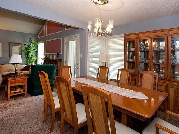 4th image of 414 Wellington Dr