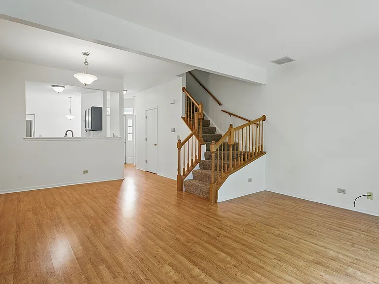2052 Waverly Ln — Photo 8