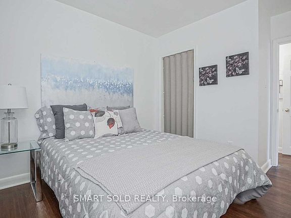 4th image of 32 East Dr