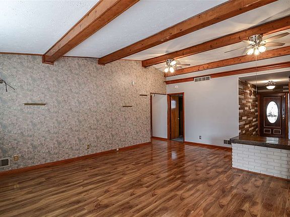 3rd image of 204 Surfwood Dr