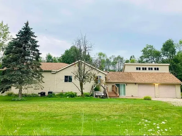 3170 E Whitefeather Rd, Pinconning, MI 48650