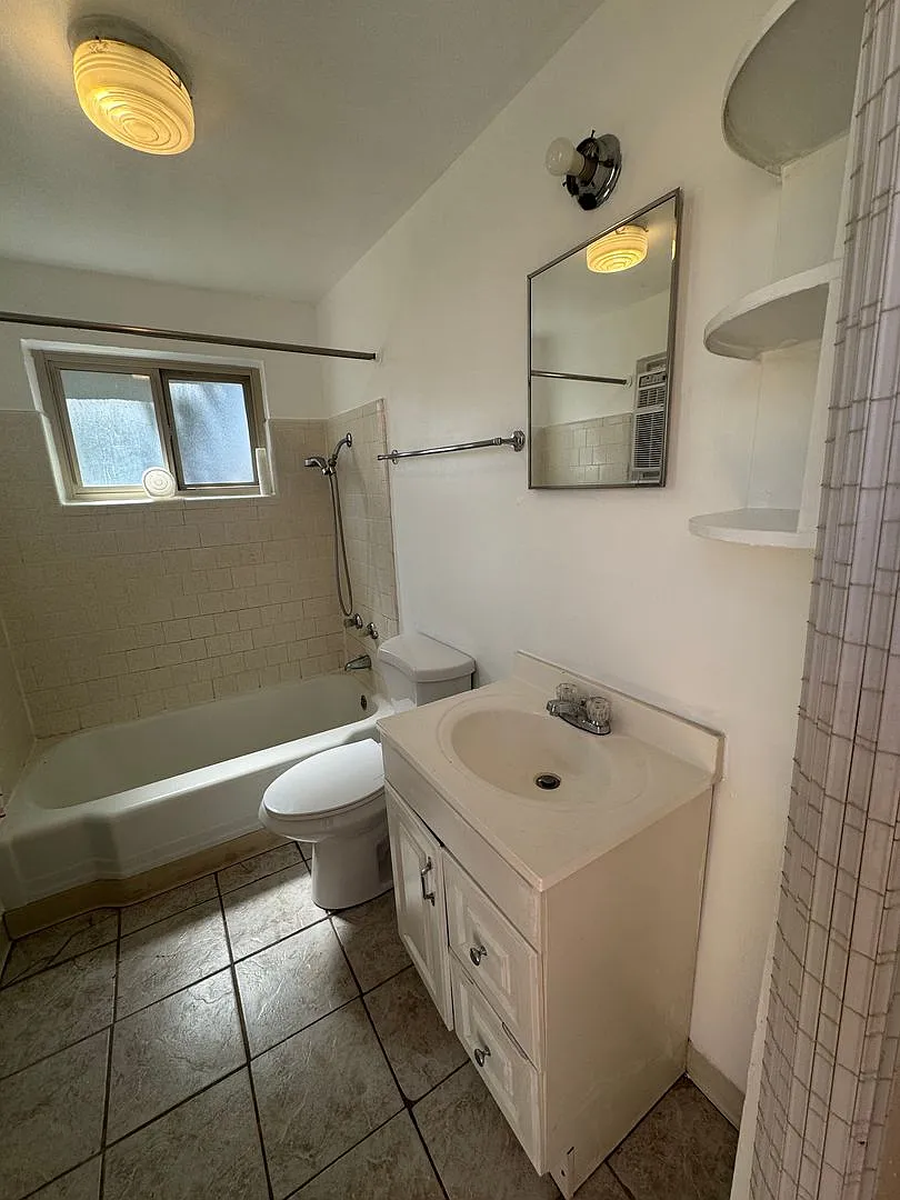 2120 Coal SE — Photo 4