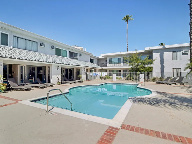 Riata At Canoga — Photo 33