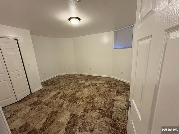 5th image of 163 Fair St