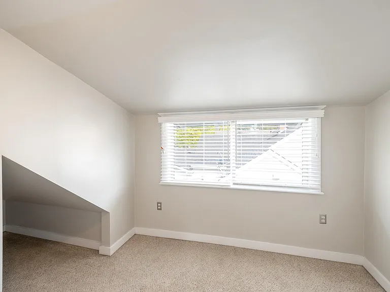 621 E 33rd Ave — Photo 23