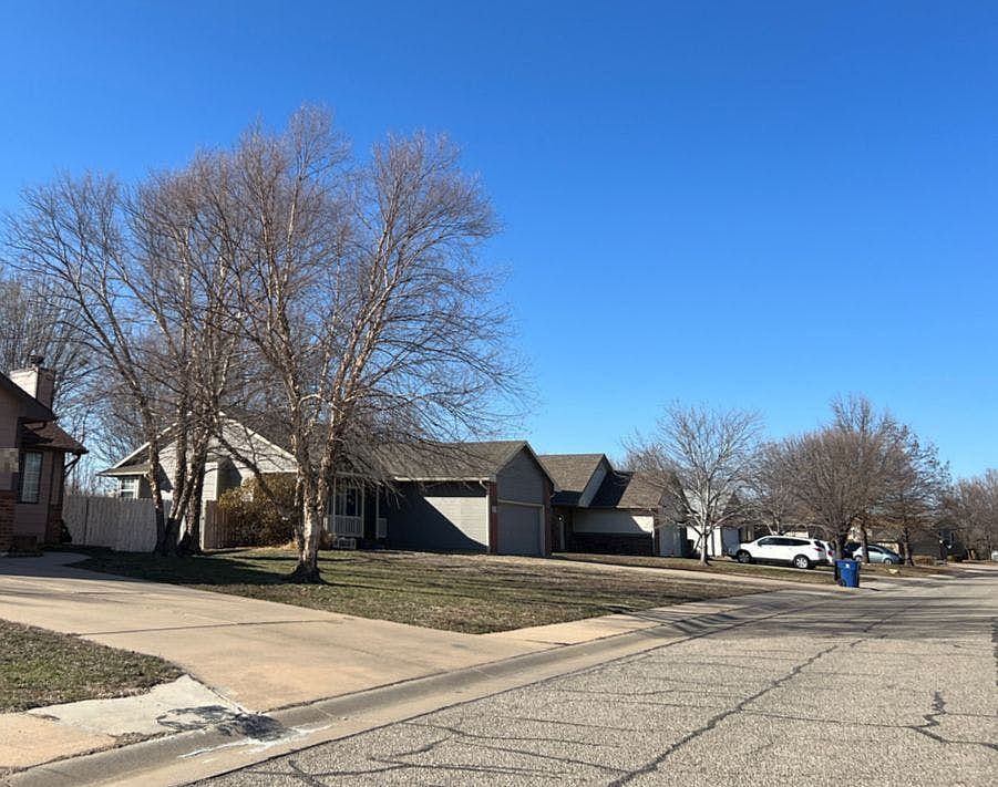 2nd image of 2218 N Horseshoe Cir