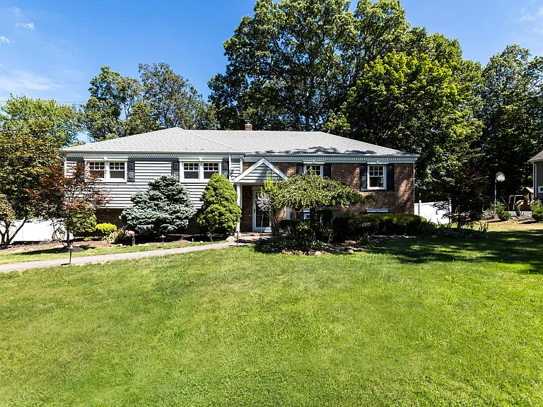 58 West Dr — Photo 2