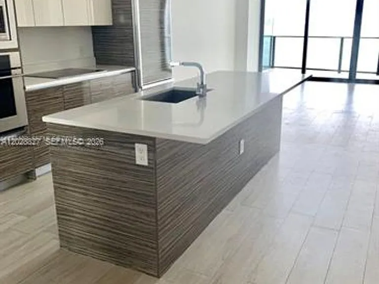 460 NE 28th St #1406 — Photo 3