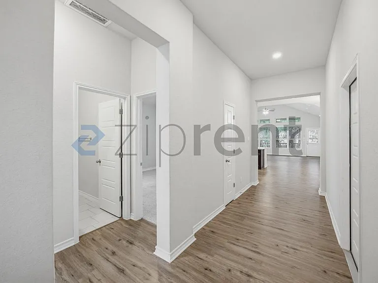 1550 Dundee Park — Photo 6