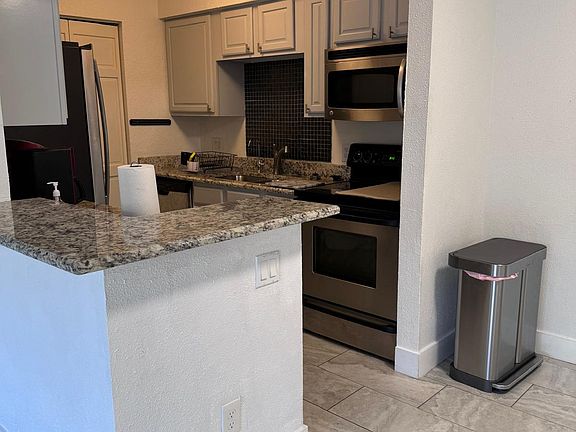 5th image of 2855 Winkler Ave APT 101