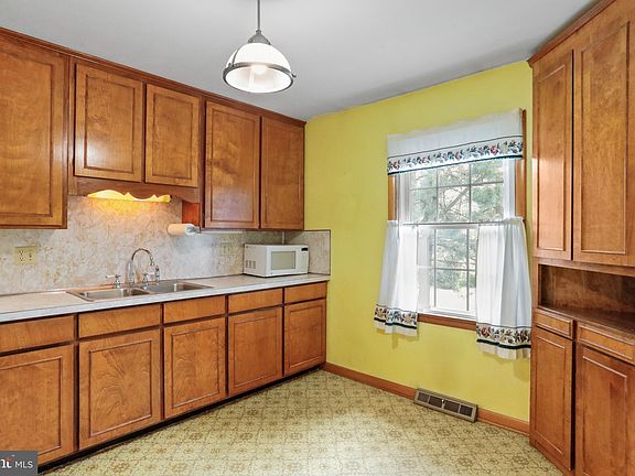5th image of 17609 Forest Glen Cir