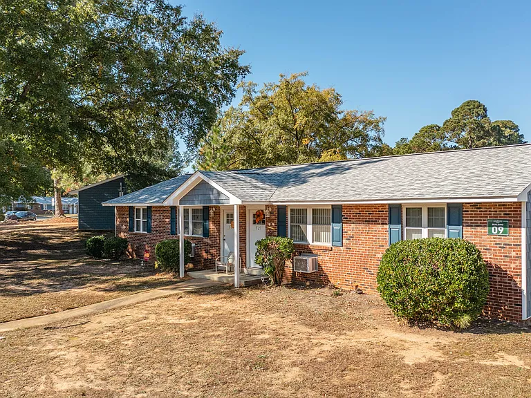 Sanford Estates — Photo 15