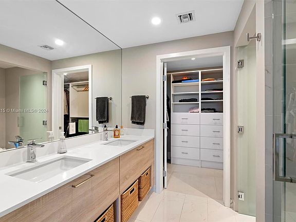 4th image of 16385 Biscayne Blvd #1516
