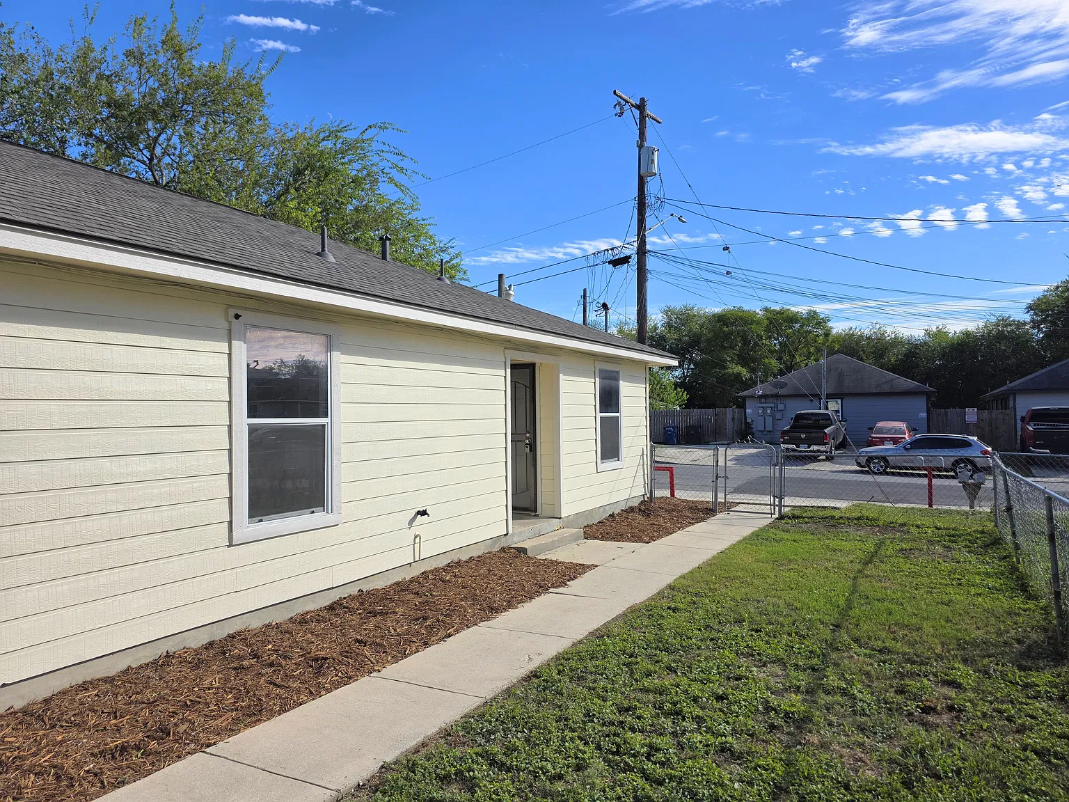 3 bed, 900 sqft, $1,195 — Photo 3