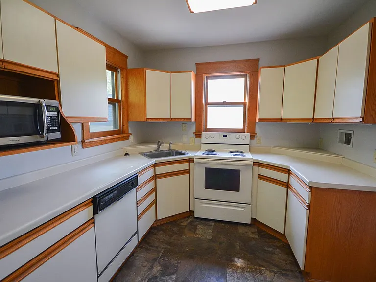 538 14th Ave SW — Photo 3