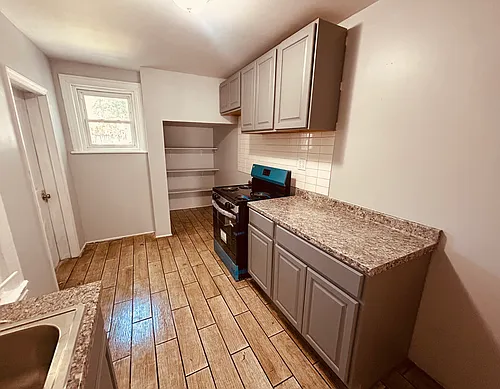 214 1/2 N Hall St Photo 1