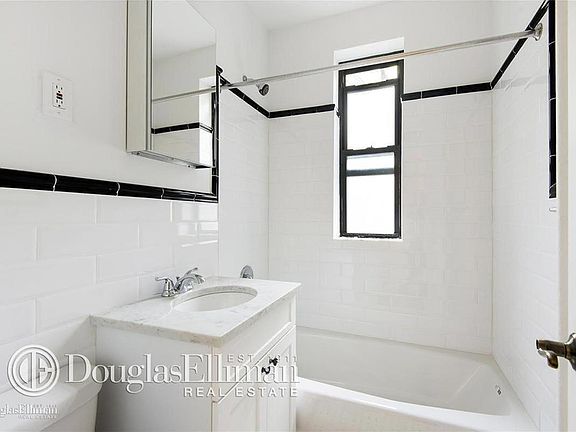 3rd image of 414 W 44th St APT 5H