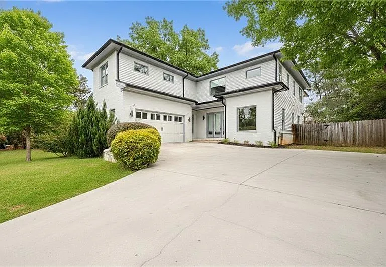 2975 Osborne Rd NE — Photo 1