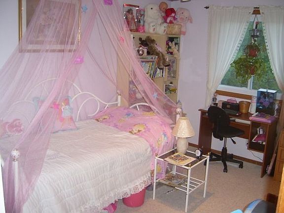 Girl's bedroom