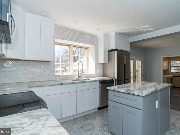 136 Pinehill Rd, Feasterville Trevose, PA 19053