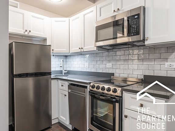 2nd image of 640 W Wrightwood Ave #204F