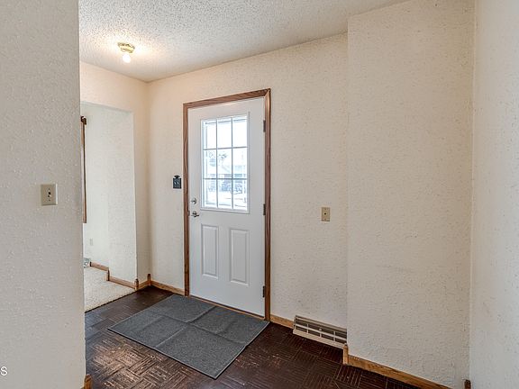 4th image of 704 Johns Dr NE