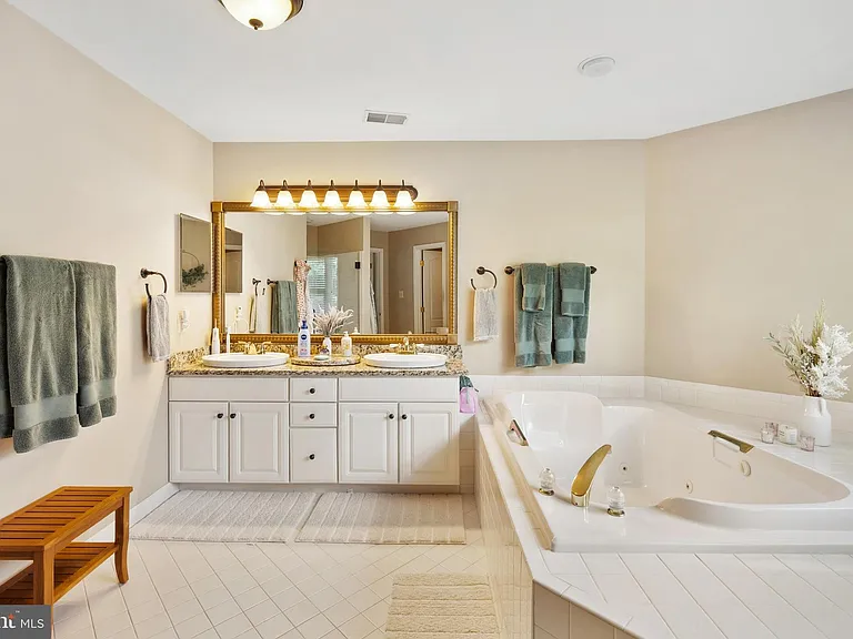 2207 Frank St — Photo 32