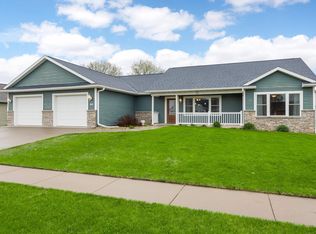 224 Fairview Dr, Manchester, IA 52057