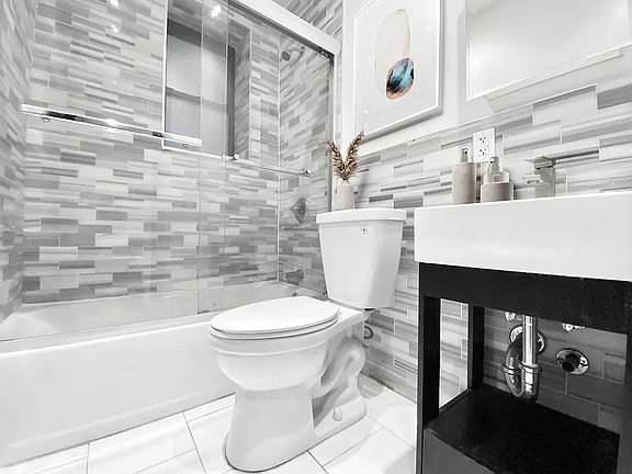 5th image of 933 Amsterdam Ave #1E