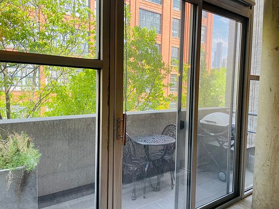 4th image of 939 W Huron St Unit 303