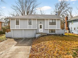 2916 Sweet Briar Dr, Independence, MO 64057