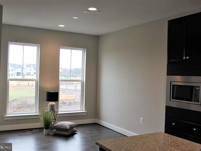 23016 Lavallette Sq — Photo 10